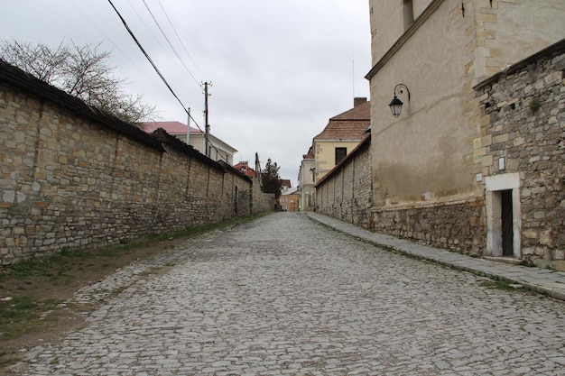 Stary kamień droga we wsi