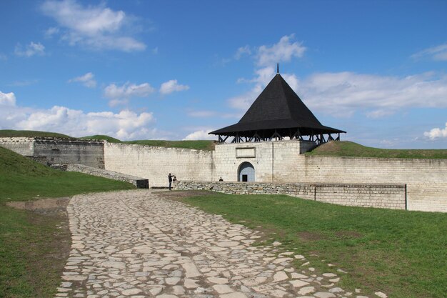 Stary kamienny zamek na zielonym polu