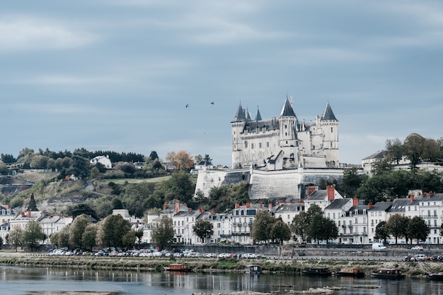 Stary kasztel w Francja architektury europejskim świetle i naturze wpólnie