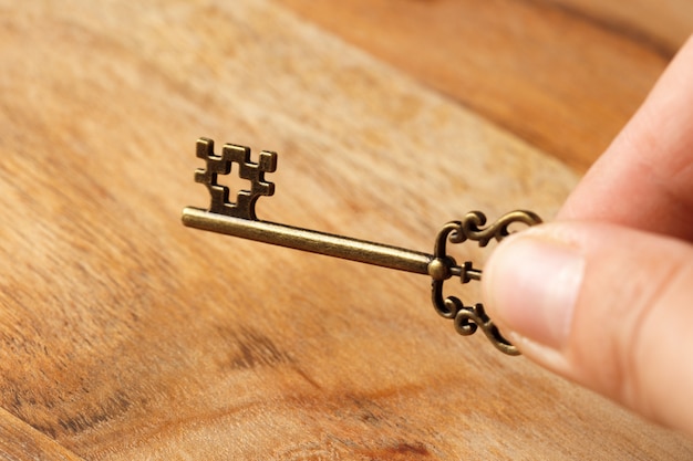 Stary klucz na drewnianym stole