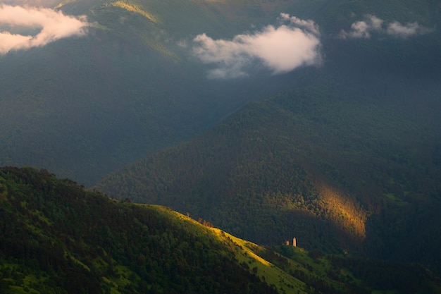 Stary kompleks wieżowy w parku narodowym Erzi Inguszetia Kaukaz Rosja Wąwóz górski z chmurami