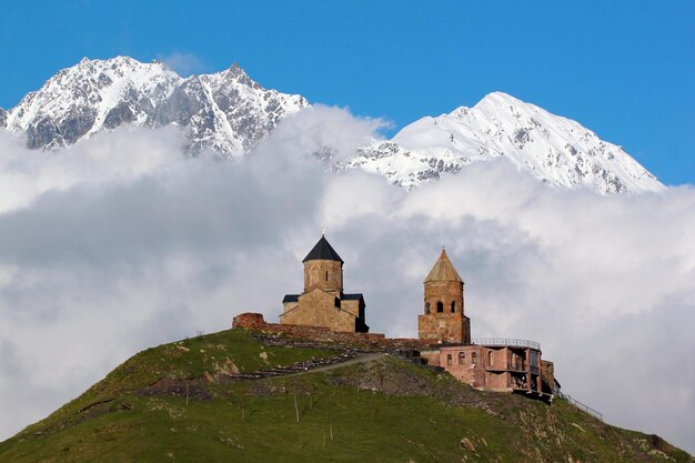 Stary kościół Garget w pobliżu gór Kaukazu Kazbegi Gruzja