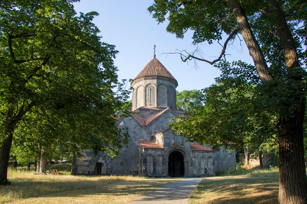 Zdjęcie stary kościół gruziński w manglisi, georgia. stara architektura i przyroda.