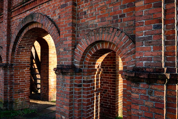 Stary kościół katolicki bramy z czerwonej cegły w mieście Akniste Łotwa Zbliżenie
