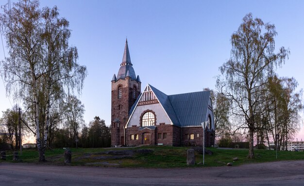 Stary kościół Raislya zaprojektowany przez architekta Josepha Stenbacka w 1912 roku w stylu fińskiego narodowego romantyzmu północna odmiana Art Nouveau wieczorem Melnikovo region Leningradu Rosja