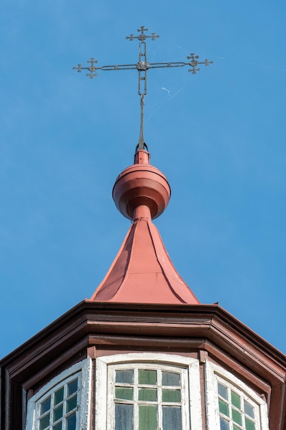 Stary metalowy krzyż na kopule kościoła chrześcijańskiego Stary drewniany kościół Obchody świąt chrześcijańskich chrzest i komunia w kościele