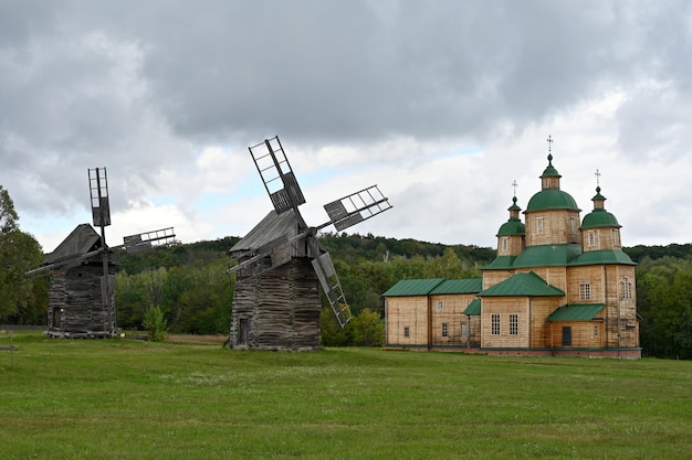 Stary młyn w pobliżu drewnianego kościoła