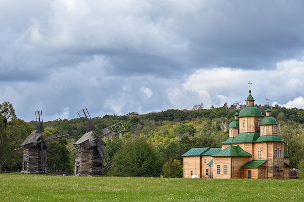 Stary młyn w pobliżu drewnianego kościoła