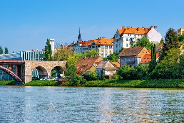 Zdjęcie stary most na rzece drava w mariborze, dolna styria, słowenia