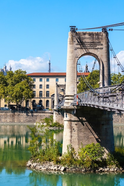 Stary most Passerelle du College nad rzeką Rodan w Lyonie we Francji Letni dzień