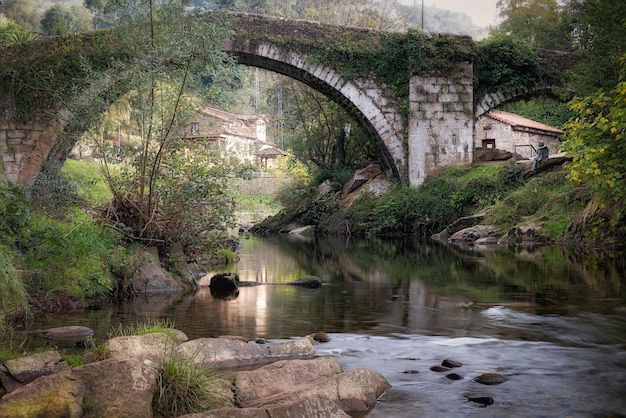 Stary most w mieście Lierganes w Kantabrii w Hiszpanii