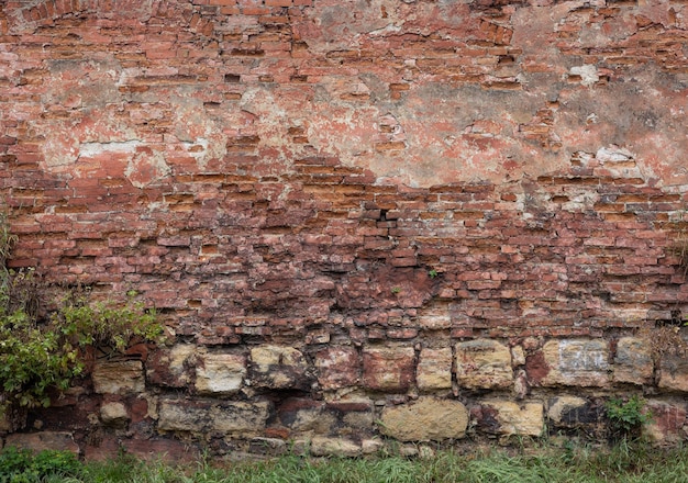 Stary mur z czerwonej cegły i kamienia