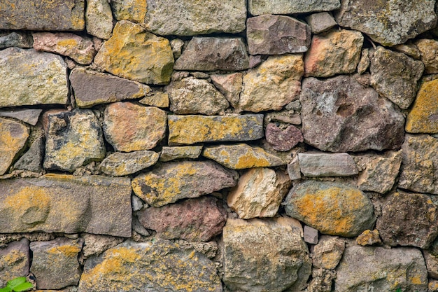 stary mur z kamienia