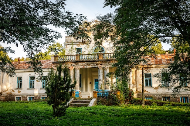 Stary opuszczony dwór w lesie. Zrujnowany dom w naturze