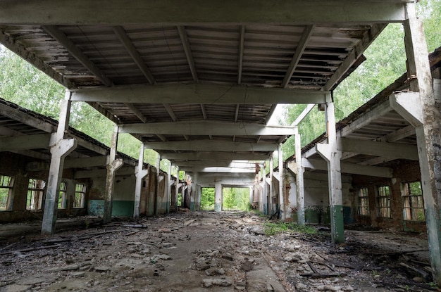 Stary opuszczony hangar Duży opuszczony budynek Duży głęboko w przestrzeni
