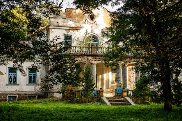 Stary opuszczony pałac w lesie. Zrujnowany dwór w naturze