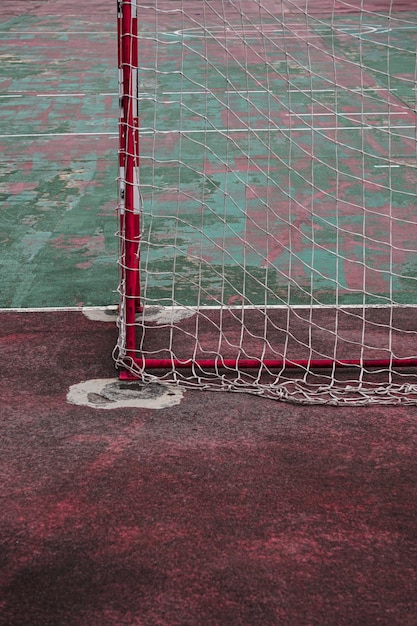 stary opuszczony uliczny sprzęt sportowy do piłki nożnej