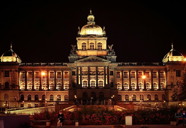 Zdjęcie stary oświetlony budynek w nocy