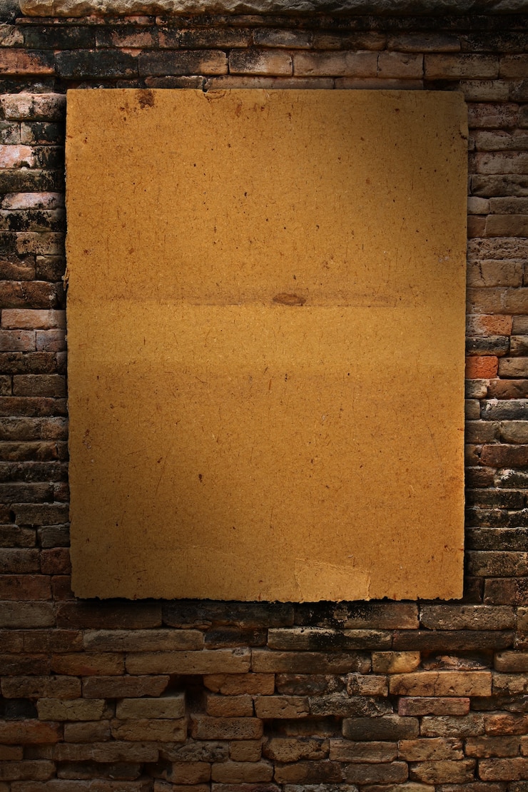 Zdjęcie stary papier na ściana z cegieł