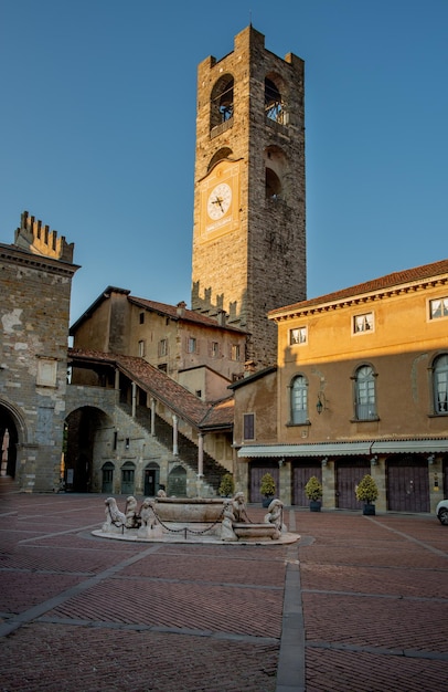 Stary plac Bergamo z dekoracjami świątecznymi oświetlonymi na święta