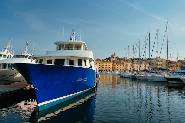 Stary port w Marsylii z jachtami marseille france