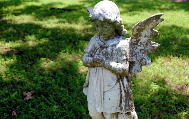 Zdjęcie stary posąg anioła na cmentarzu