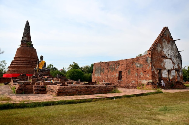 Stary Posąg Buddy I Starożytny Budynek W świątyni Wat Worachet Tharam W Parku Historycznym Ayutthaya W Ayutthaya Tajlandia