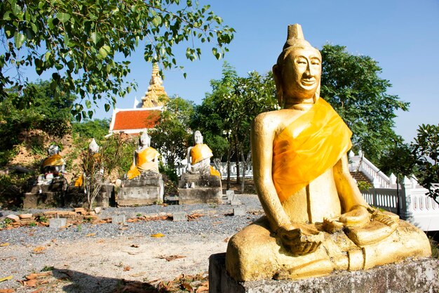 Stary posąg Buddy w ogrodzie w City Pillar Shrine of Phatthalung dla Tajów odwiedza podróżny szacunek modląc się, aby chronić i przynosić szczęście w Pattalung City w Phatthalung Tajlandia