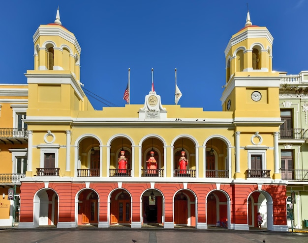 Stary ratusz miasta San Juan na Plaza de Armas w Puerto Rico