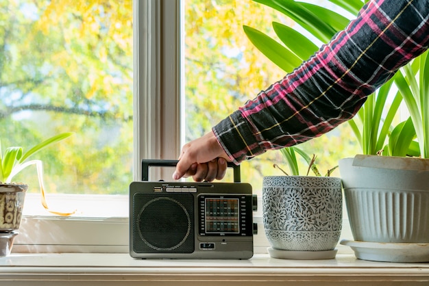 Stary Retro Radio Z Anteną Na Okno W Domu Bawić Się Muzykę F