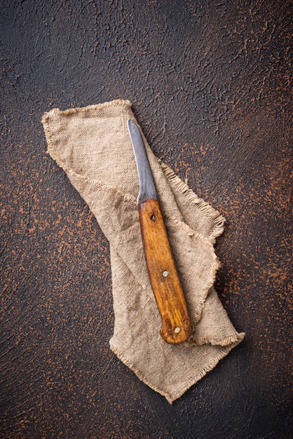 Stary rocznika nóż na ośniedziałym tle