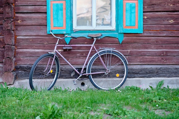 Zdjęcie stary rower na tle starego domu