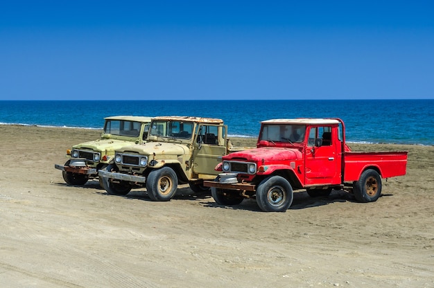 Stary Samochód Terenowy Suv Jeep Idealny Do Przygód Na Tle Morza