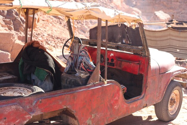 Stary samochód turystyczny na pustyni