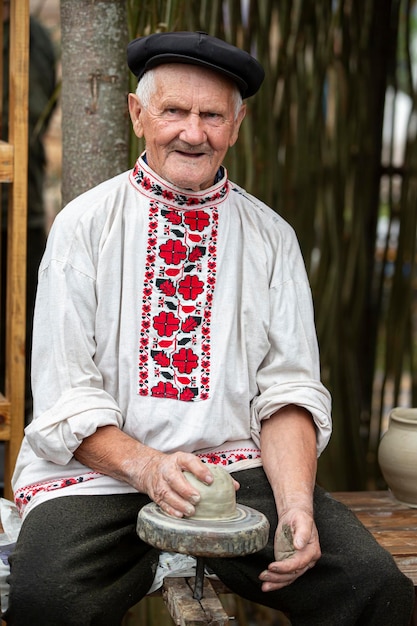 Zdjęcie stary słowianin w białoruskiej lnianej haftowanej koszuli r