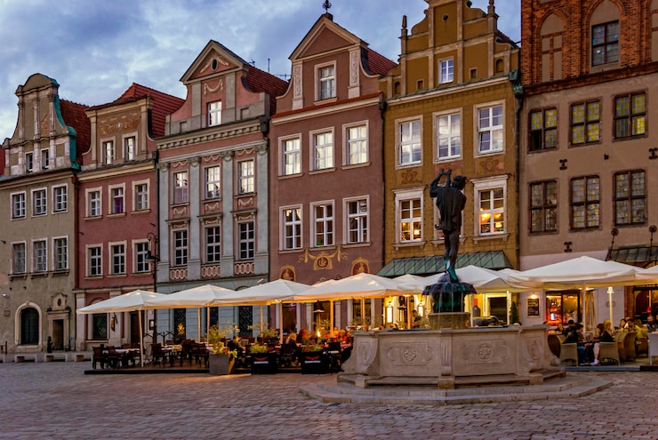 Zdjęcie stary słynny rynek z restauracjami i kawiarnią w poznaniu