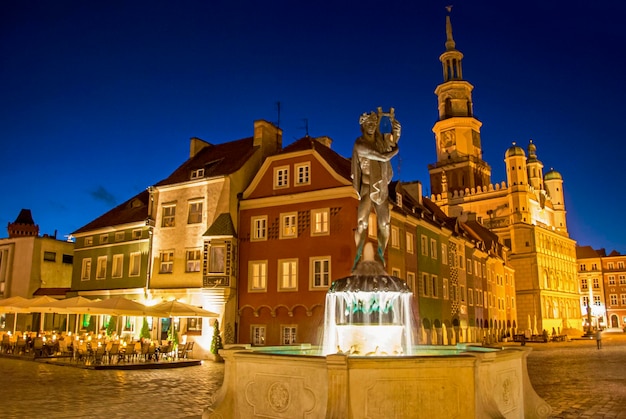 Stary Słynny Rynek Z Restauracjami I Kawiarnią W Poznaniu