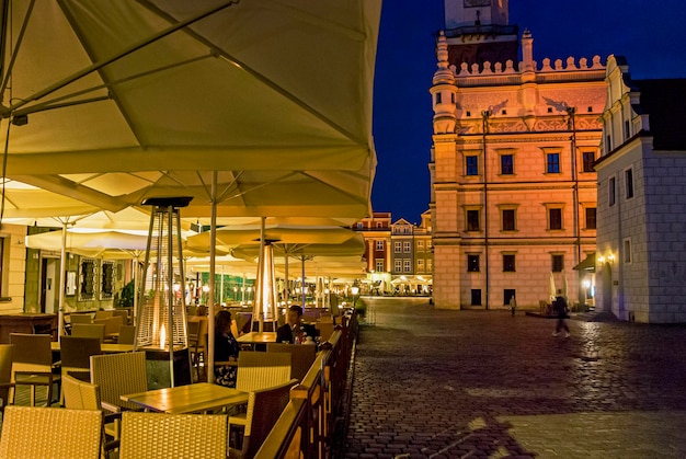 Stary słynny rynek z restauracjami i kawiarnią w Poznaniu