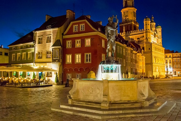 Stary słynny rynek z restauracjami i kawiarnią w Poznaniu