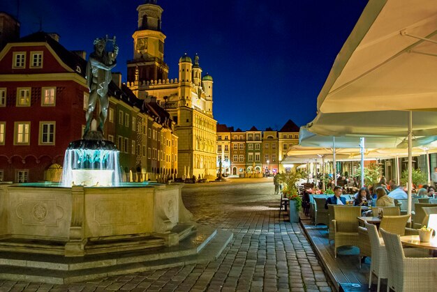 Stary słynny rynek z restauracjami i kawiarnią w Poznaniu