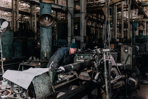 Stary sprzęt obrabia narzędzia w stylu rustykalnym w opuszczonej fabryce mechanicznej