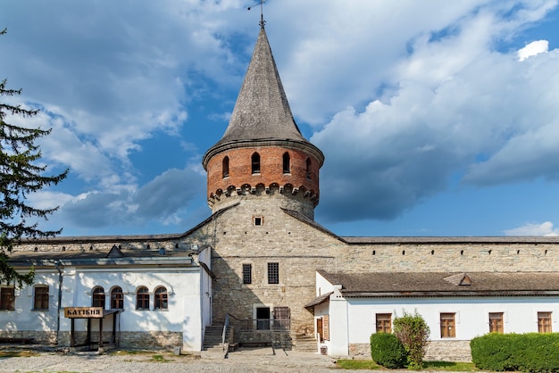 Stary średniowieczny zamek miasta Kamieniec Podolski, jeden z zabytków historycznych Ukrainy