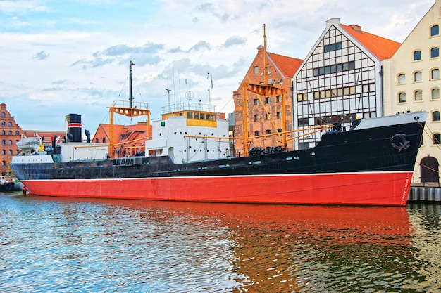 Stary statek na nabrzeżu Motławy, Gdańsk, Polska