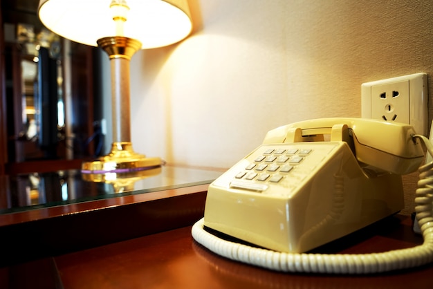Stary Telefon Na Drewnianym Stole Blisko ściany I Rampy W Pokoju Hotelowym