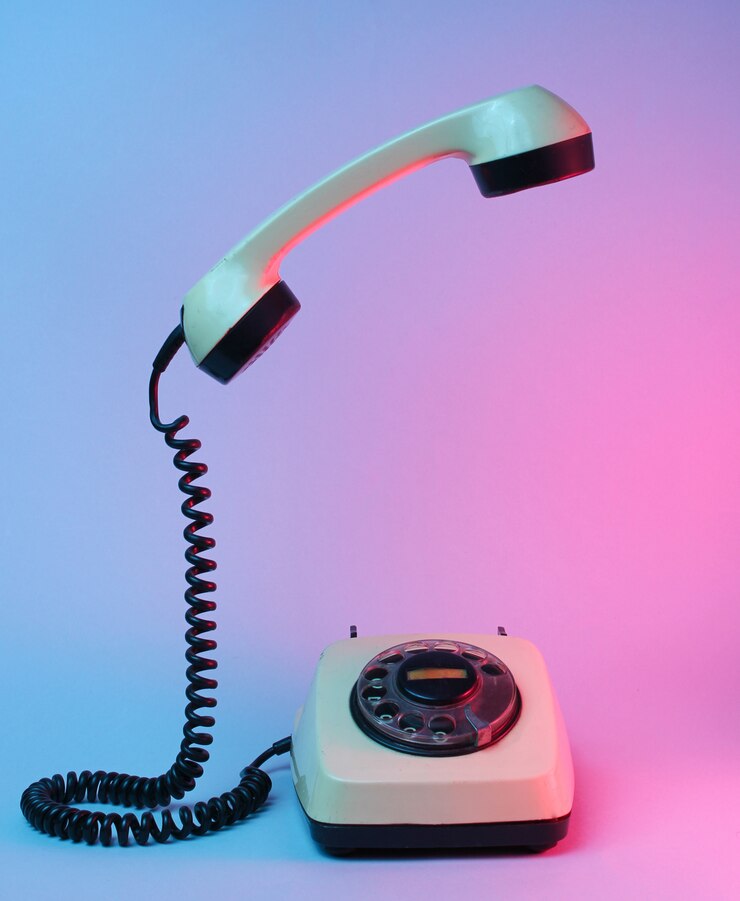 Zdjęcie stary telefon obrotowy z rosnącą rączką