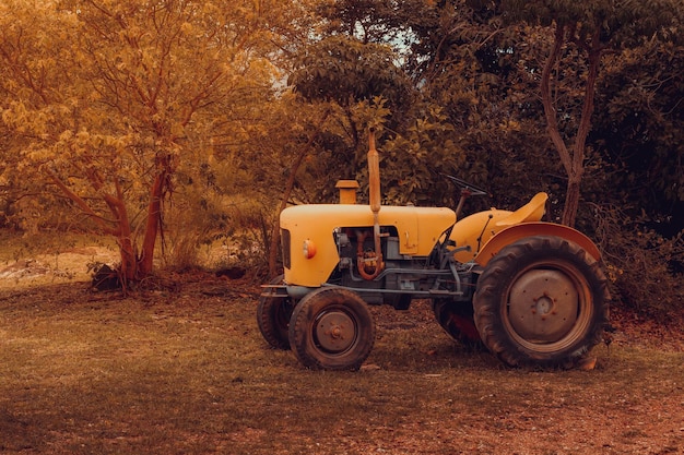 Stary traktor w wiejskim otoczeniu na antycznym zdjęciu