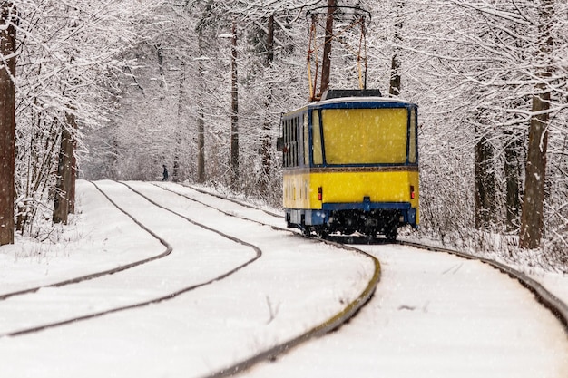 Stary Tramwaj Jadący Przez Zimowy Las