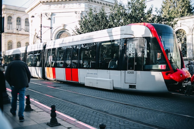 Stary tramwaj porusza się po ulicy Isteklal przez tłum ludzi w kierunku placu Taksim