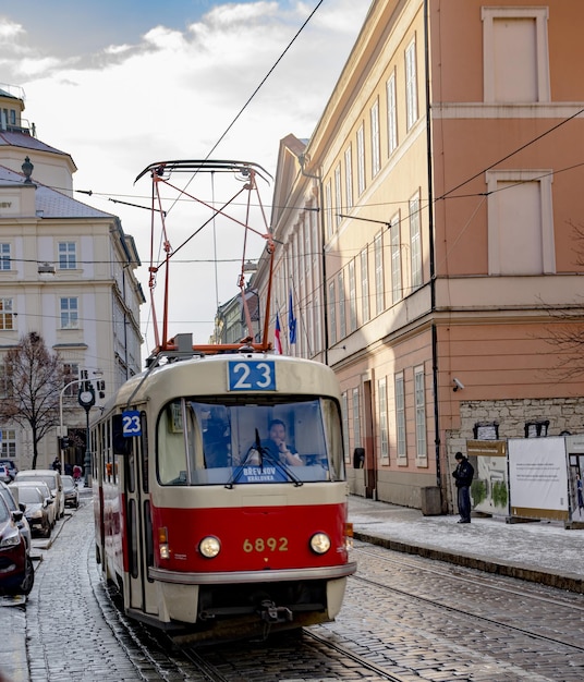 Stary tramwaj w praskim trolejbusie PRAGA, REPUBLIKA CZESKA, ulica