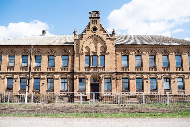 Stary ukraiński historyczny budynek szkoła z czerwonej cegły atrakcja architektoniczna we wsi lub wsi poza miastemxA